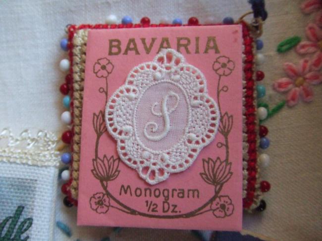 Merveilleux monogramme S dans un cartouche ajouré en fine batiste 1900-20