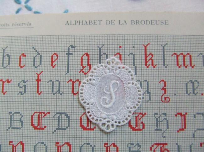 Merveilleux monogramme S dans un cartouche ajouré en fine batiste 1900-20