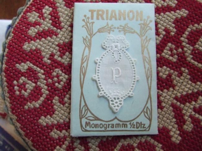 Merveilleux monogramme P dans un cartouche ajouré en fine batiste 1900-20