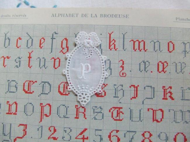 Merveilleux monogramme P dans un cartouche ajouré en fine batiste 1900-20