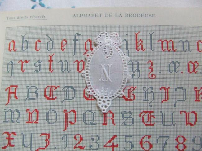 Merveilleux monogramme N dans un cartouche ajouré en fine batiste 1900-20