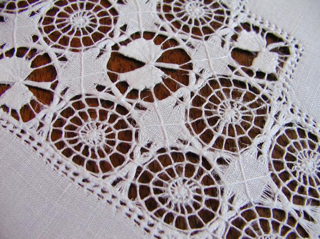 Superb little tablecloth with drawn thread and Teneriffe lace works