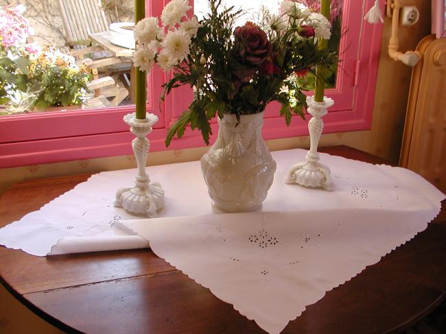 Superb tablecloth in fine cambric with superb hand-embroidered flowers