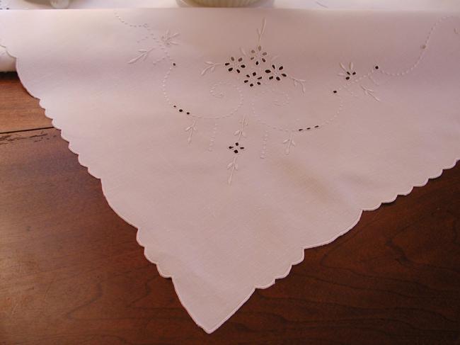 Superb tablecloth in fine cambric with superb hand-embroidered flowers