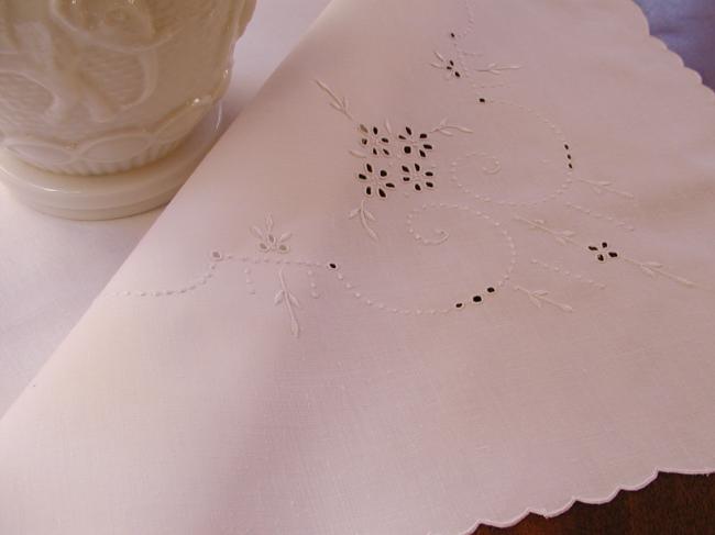 Superb tablecloth in fine cambric with superb hand-embroidered flowers