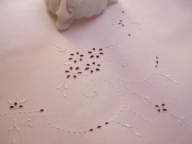 Superb tablecloth in fine cambric with superb hand-embroidered flowers