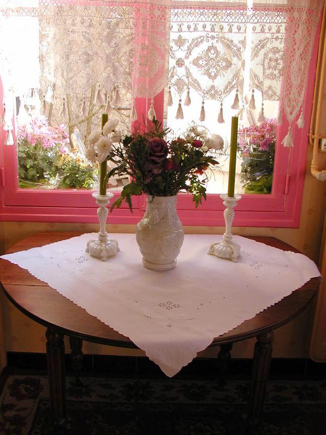 Superb tablecloth in fine cambric with superb hand-embroidered flowers