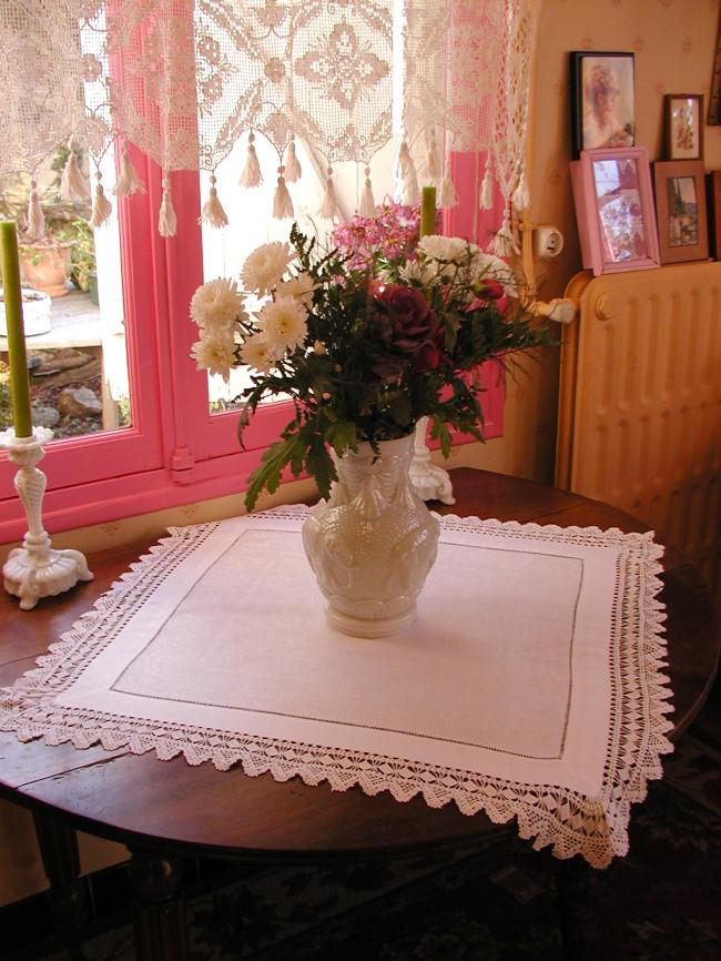 Merveilleux centre de table en damassé de fleurs, ajouré et dentelle main 1900