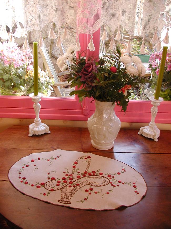 Si romantique centre de table brodé d'un panier de petites roses rouges