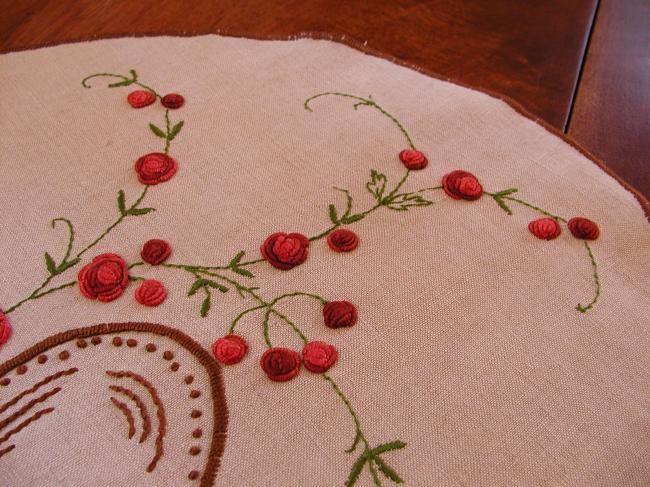 Si romantique centre de table brodé d'un panier de petites roses rouges