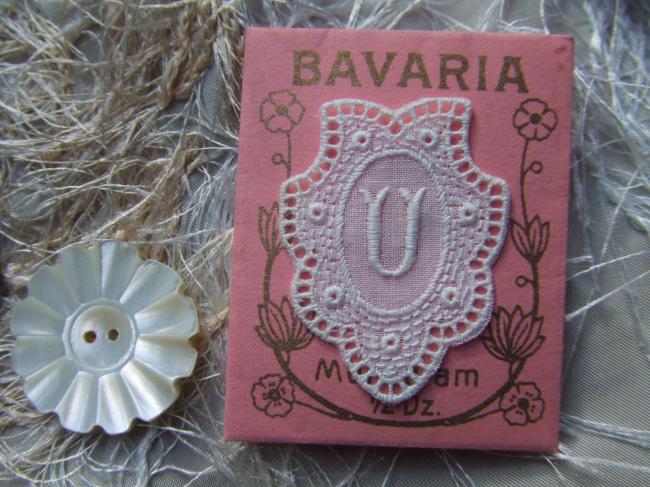 Merveilleux monogramme U dans un cartouche ajouré en fine batiste 1900-20