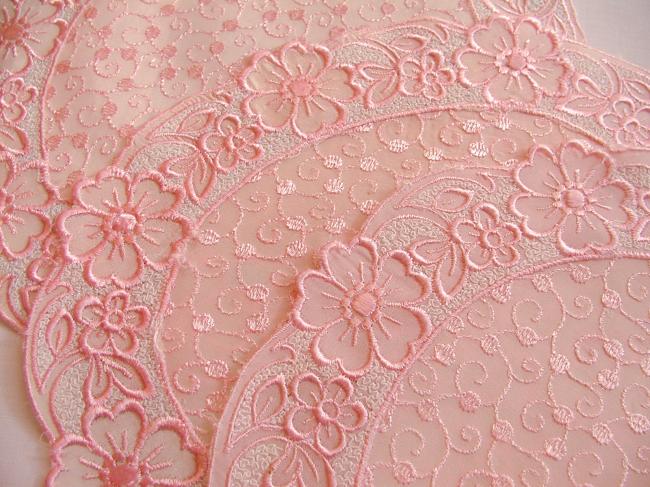 Charming set of coasters and table mats in pink embroidered rayonne