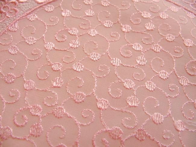 Charming set of coasters and table mats in pink embroidered rayonne