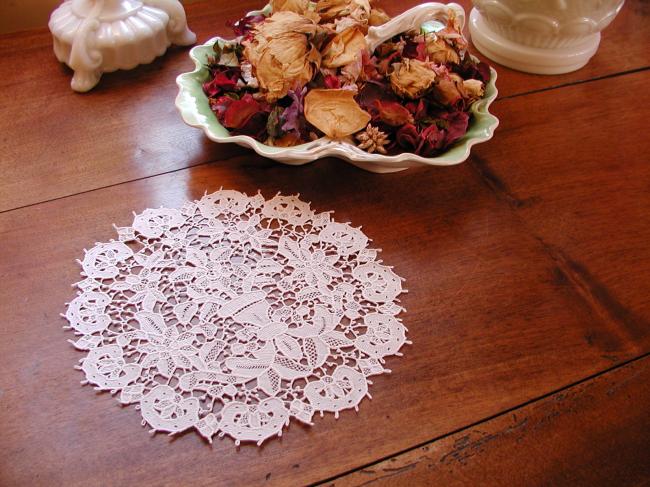 Marvellous doily in hand-made needle Venezia Mat 19th century