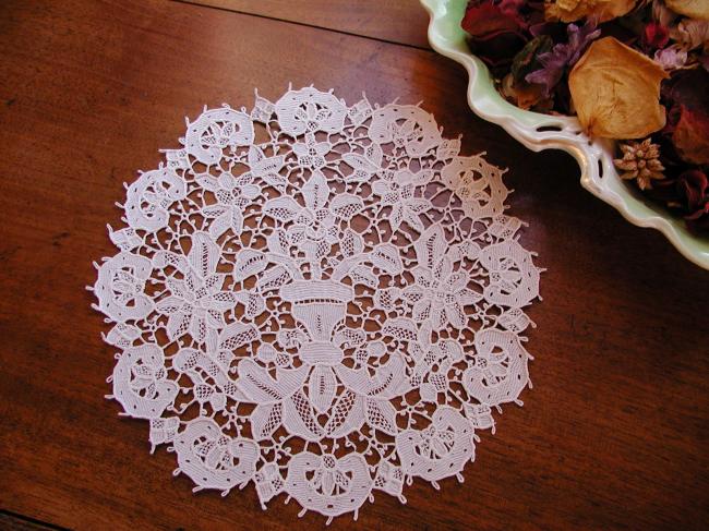 Marvellous doily in hand-made needle Venezia Mat 19th century