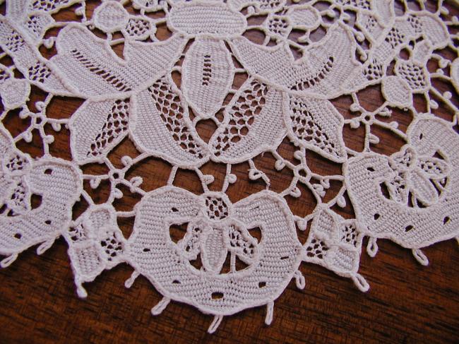 Marvellous doily in hand-made needle Venezia Mat 19th century