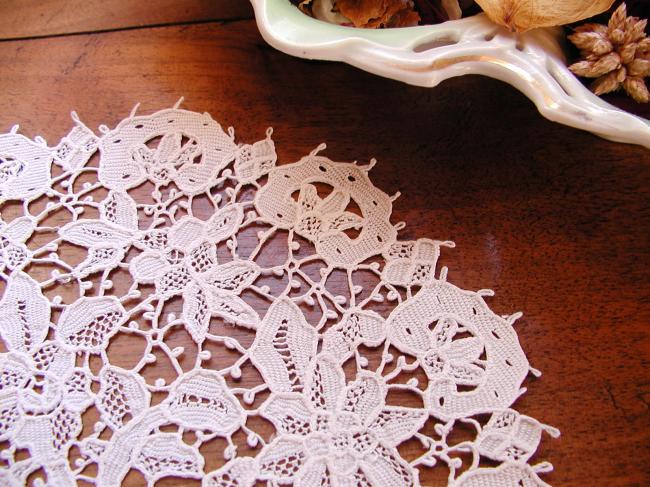 Marvellous doily in hand-made needle Venezia Mat 19th century