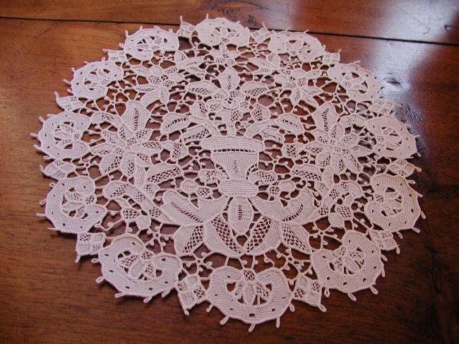 Marvellous doily in hand-made needle Venezia Mat 19th century