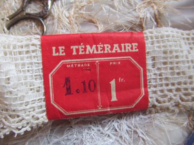 Coupon réclame en dentelle mécanique de couleur blanche terminée de picots