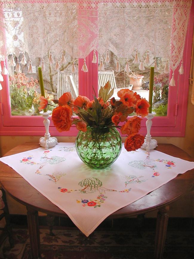 Striking hand embroidered tablecloth with british garden, so many flowers !