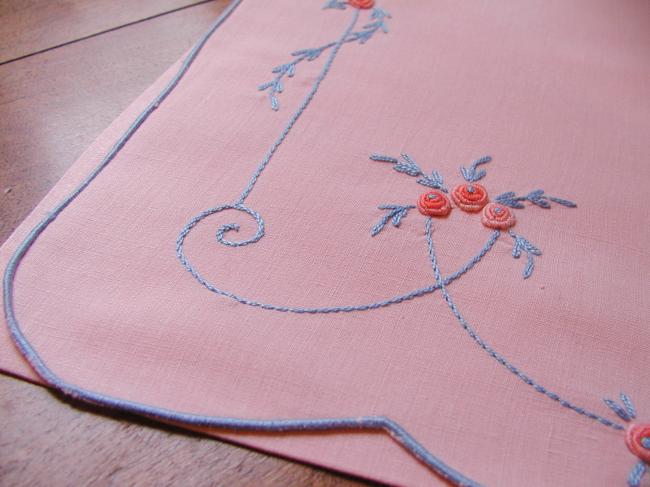 Merveilleuse pochette à lingerie en lin rose brodé de petites roses