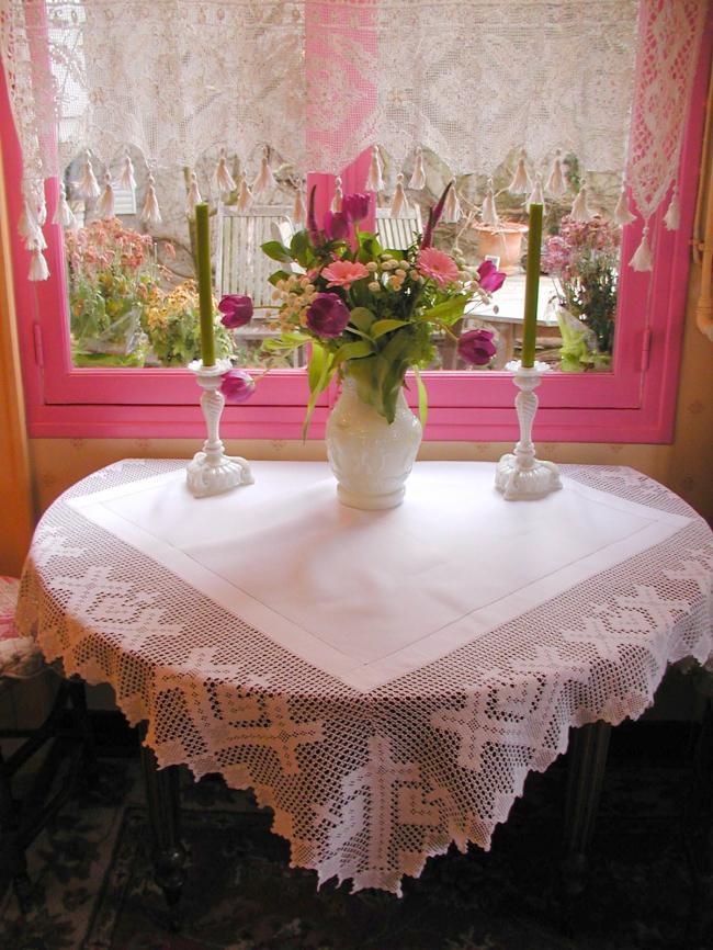 Striking tablecloth with edging in crochet lace 1900