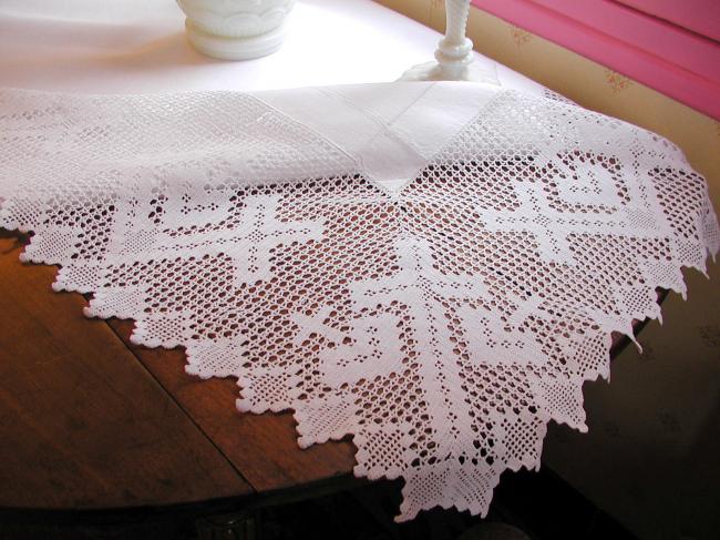 Striking tablecloth with edging in crochet lace 1900