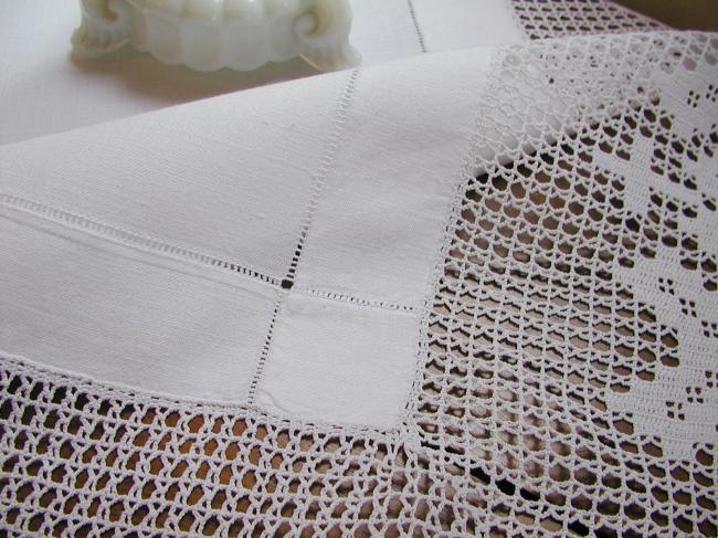 Striking tablecloth with edging in crochet lace 1900