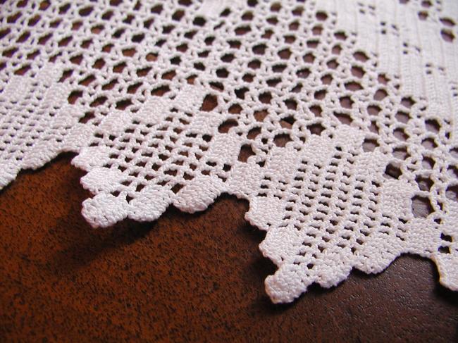 Striking tablecloth with edging in crochet lace 1900