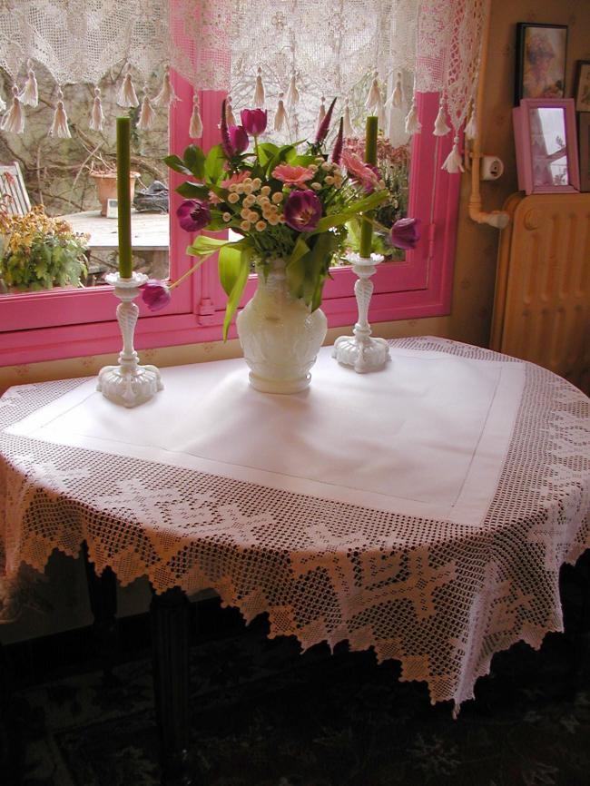 Striking tablecloth with edging in crochet lace 1900