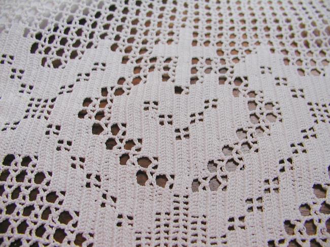 Striking tablecloth with edging in crochet lace 1900