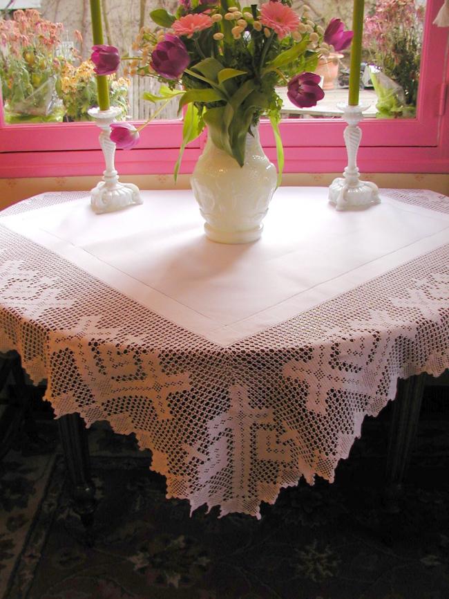 Striking tablecloth with edging in crochet lace 1900