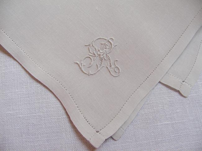 Superb handkerchief in batiste of linen with hand-embroidered monogram R