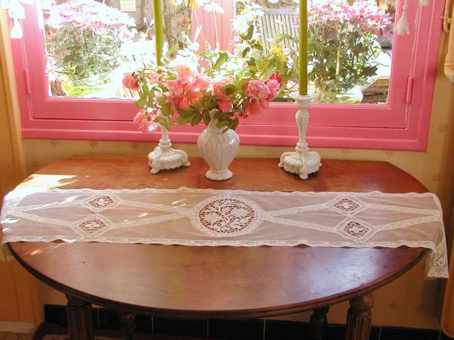 Superbe chemin de table en tulle avec insertions de point de Venise et  filet