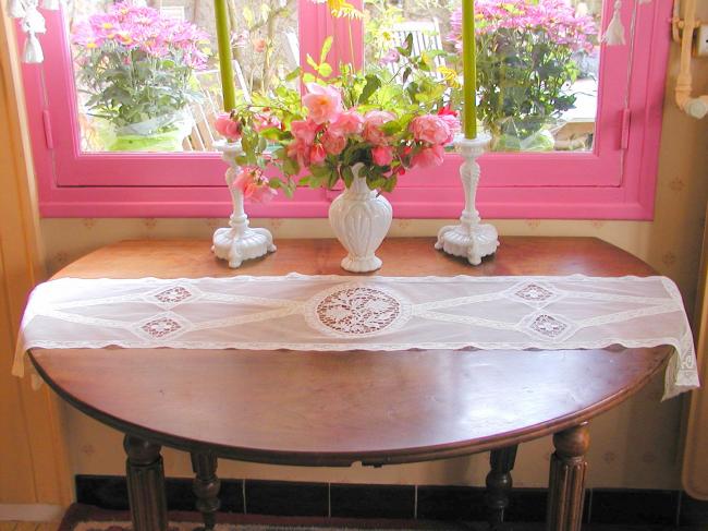 Superbe chemin de table en tulle avec insertions de point de Venise et  filet