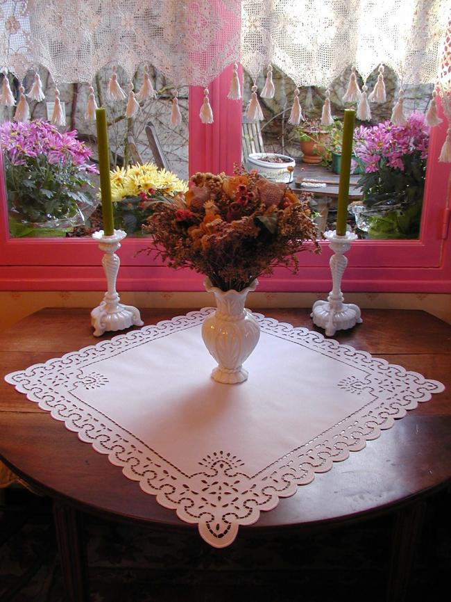 Magnifique centre de table carré brodé d'une riche bordure à la Richelieu