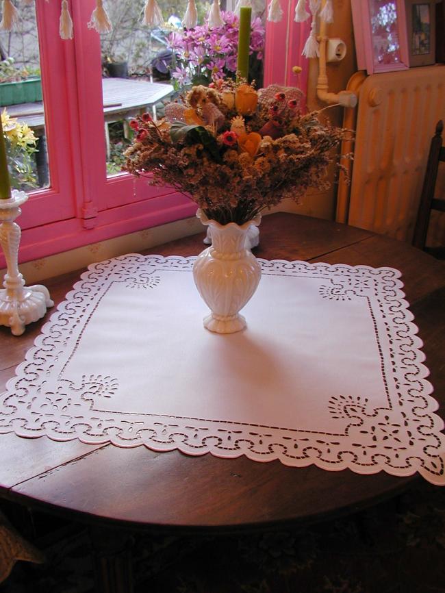 Marvellous table centre with edging in Richelieu openwork 1900