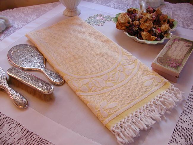 Lovely vintage bath towels in sponge with fringes in light yellow