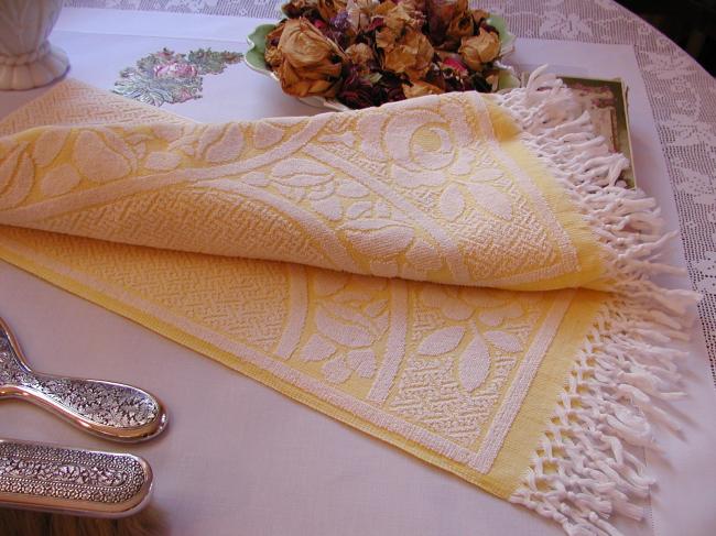 Lovely vintage bath towels in sponge with fringes in light yellow