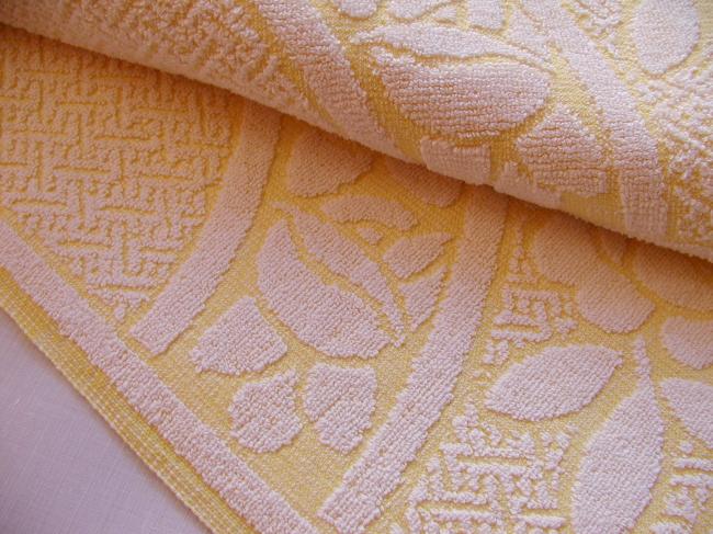 Lovely vintage bath towels in sponge with fringes in light yellow