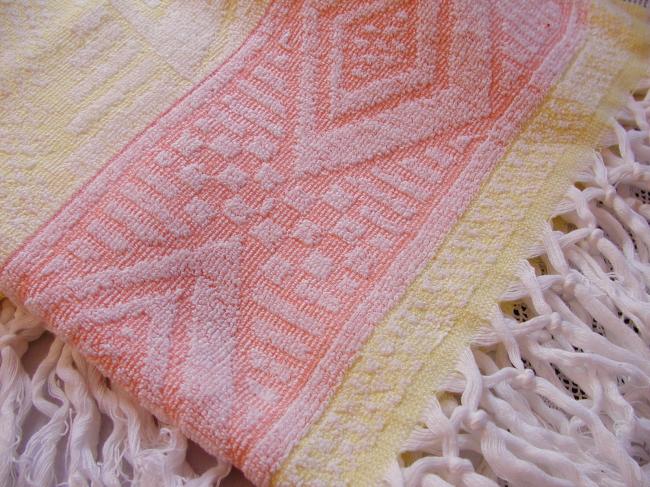 Lovely pair of vintage bath towels in sponge with fringes , salmon pink & yellow