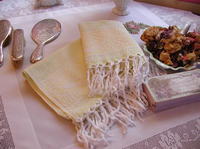 Lovely pair of vintage bath towels in sponge with fringes , light green & yellow