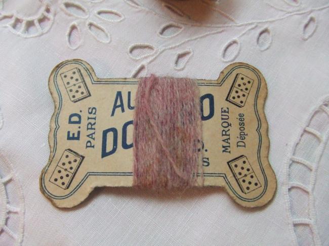 Jolie carte ancienne de laine cachemire de couleur beige rosé, marque Au Domino