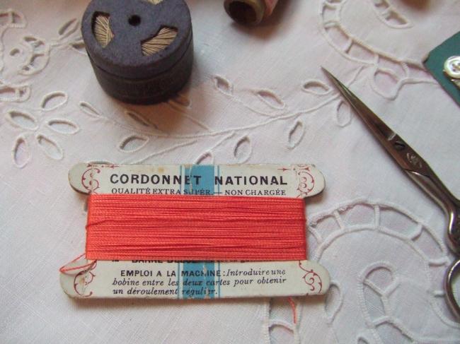 Jolie carte ancienne de soie  floche de couleur orange,marque Cordonnet National