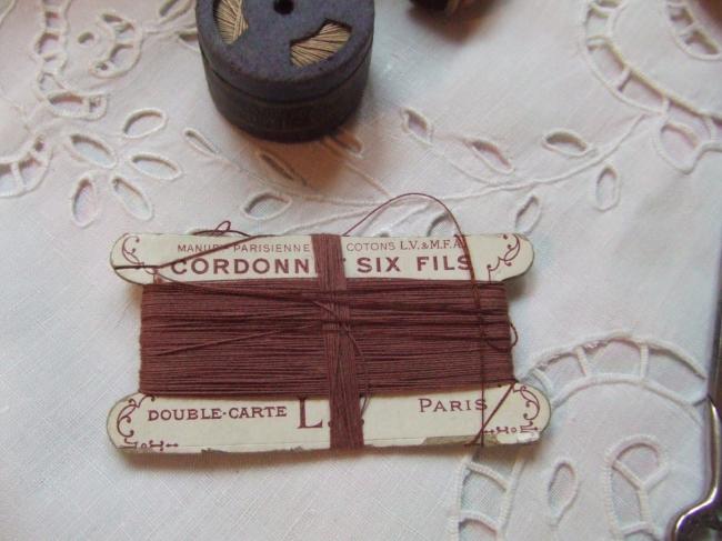 Jolie carte ancienne de coton cordonnet au marteau de couleur marron,marque L.V