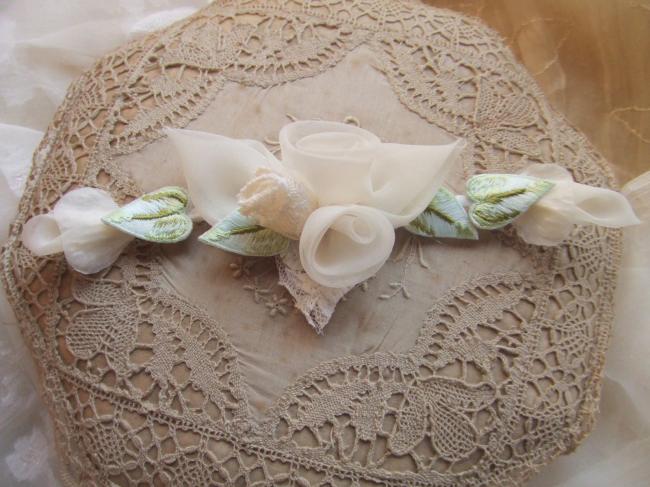 Romantique branche de roses en dentelle,organdi & feuilles brodée sur broche