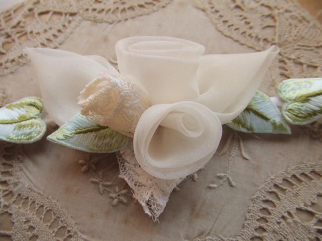 Romantique branche de roses en dentelle,organdi & feuilles brodée sur broche