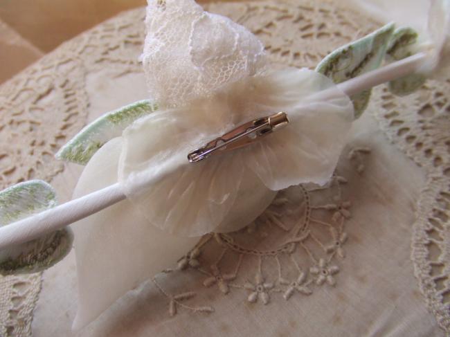 Romantique branche de roses en dentelle,organdi & feuilles brodée sur broche