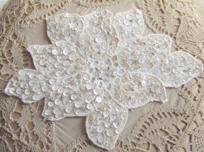 Superbe motif de grande fleur stylisée en appliqué, dentelle avec sequins&perles