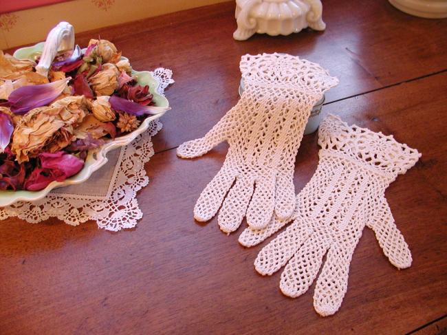 Lovely pair of gloves in  irish guipure lace